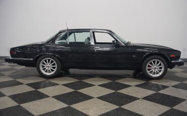 Jaguar-XJ6-1983-Sedan-17