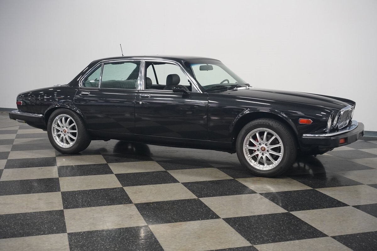 Jaguar-XJ6-1983-Sedan-18