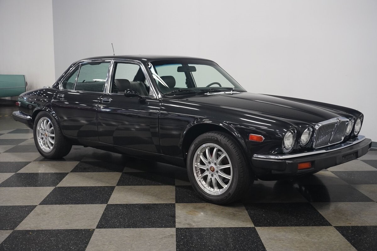 Jaguar-XJ6-1983-Sedan-19