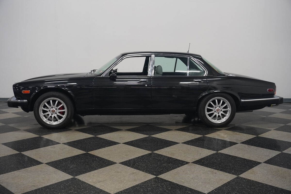 Jaguar-XJ6-1983-Sedan-2