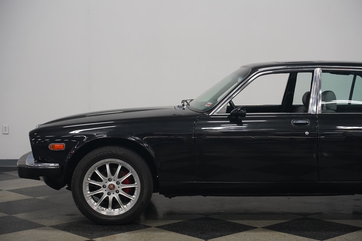 Jaguar-XJ6-1983-Sedan-27