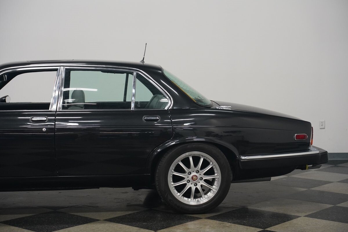 Jaguar-XJ6-1983-Sedan-28