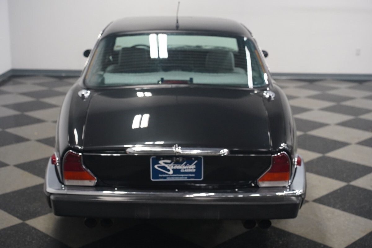 Jaguar-XJ6-1983-Sedan-29