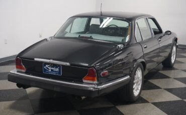 Jaguar-XJ6-1983-Sedan-30