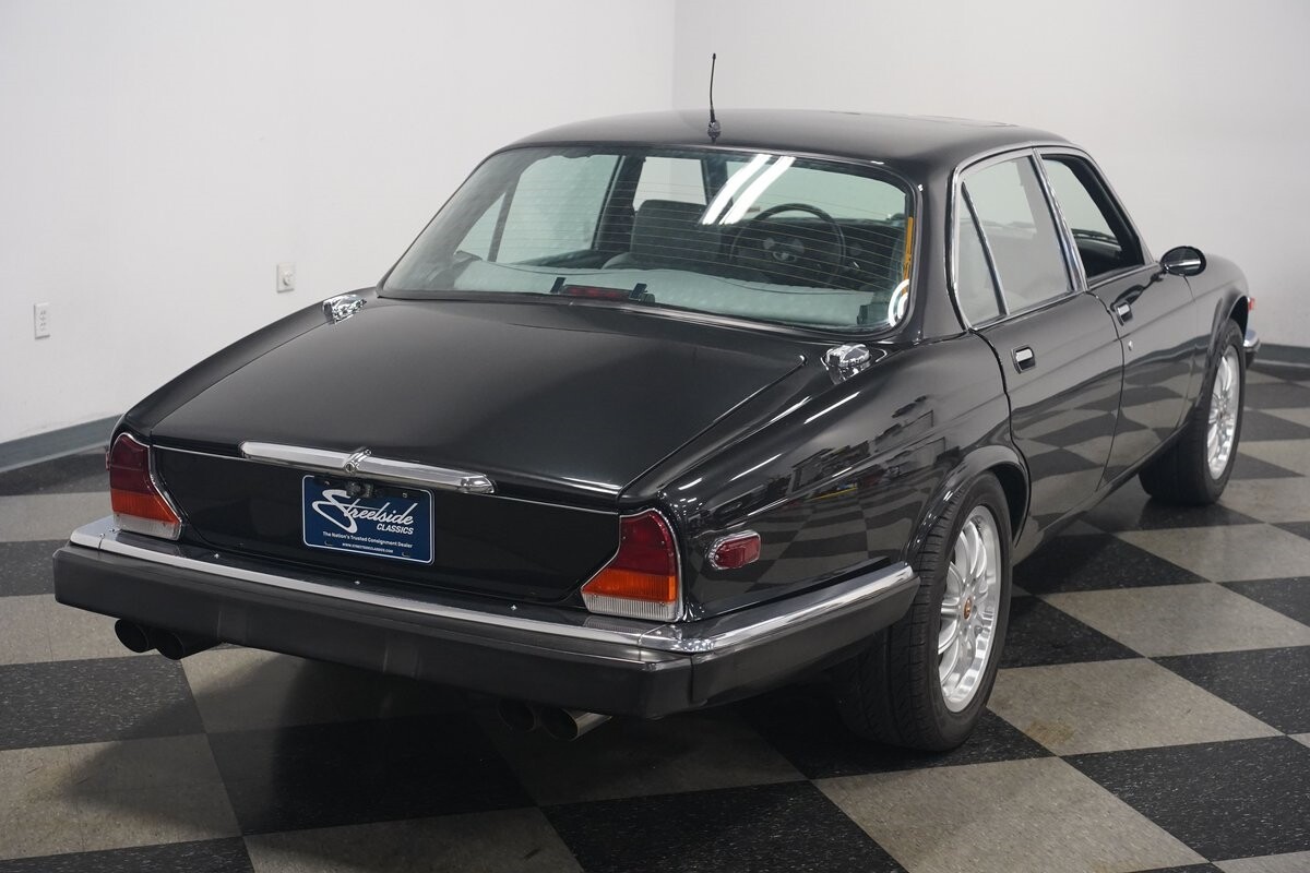 Jaguar-XJ6-1983-Sedan-30