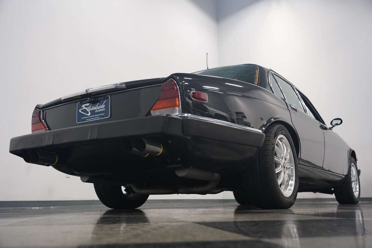 Jaguar-XJ6-1983-Sedan-32