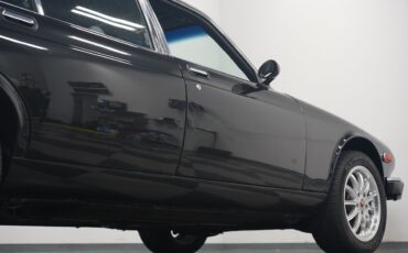 Jaguar-XJ6-1983-Sedan-33