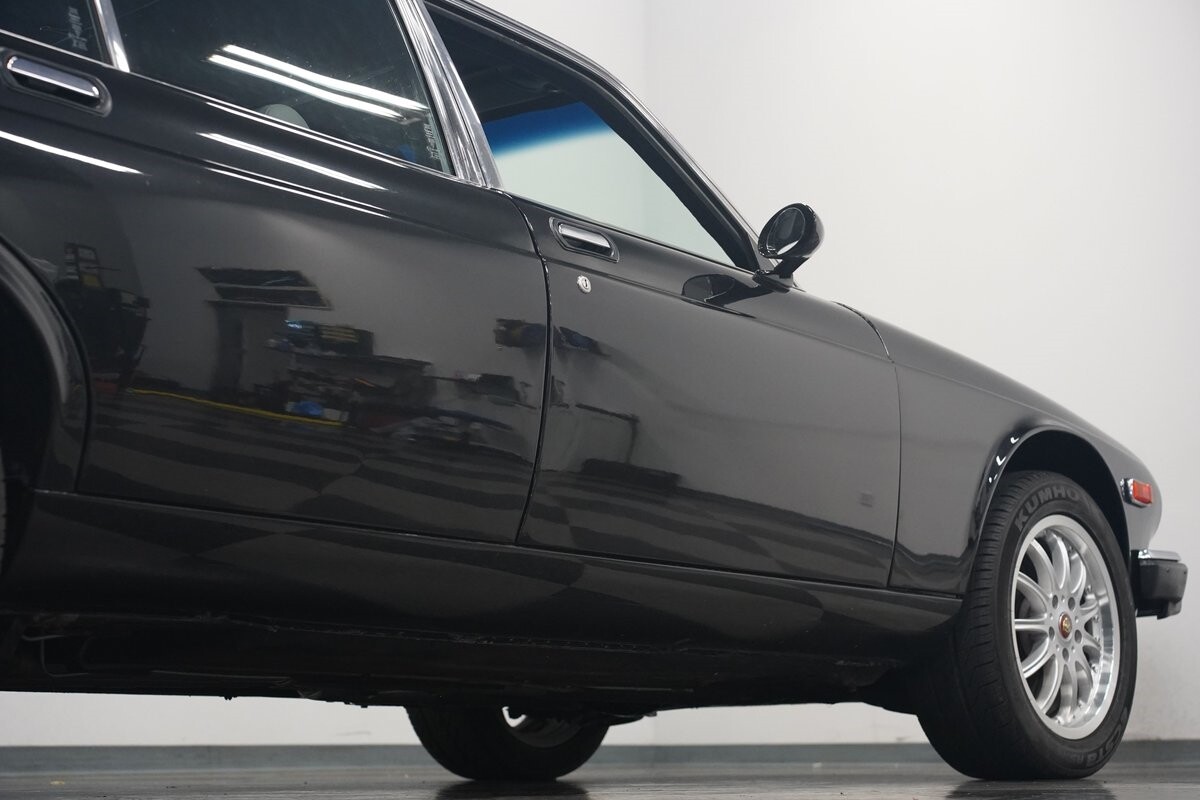 Jaguar-XJ6-1983-Sedan-33