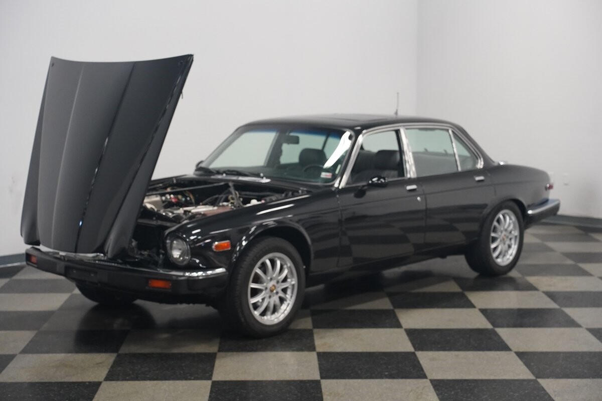 Jaguar-XJ6-1983-Sedan-36