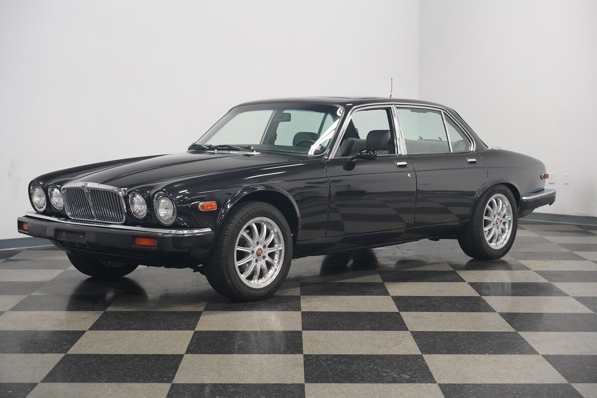 Jaguar-XJ6-1983-Sedan-6
