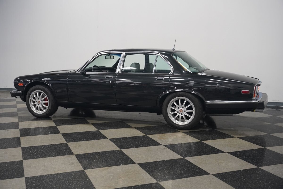 Jaguar-XJ6-1983-Sedan-9
