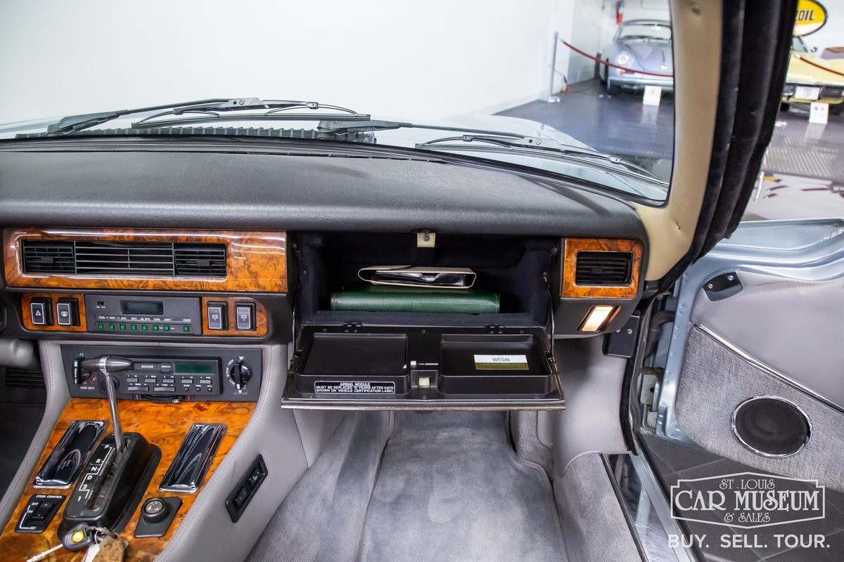 Jaguar-XJS-1990-Convertible-36