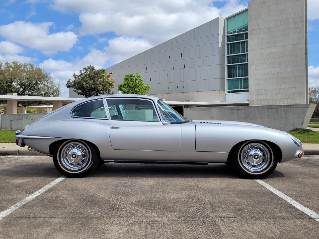 Jaguar-XKE-1969-Classic-Car-12