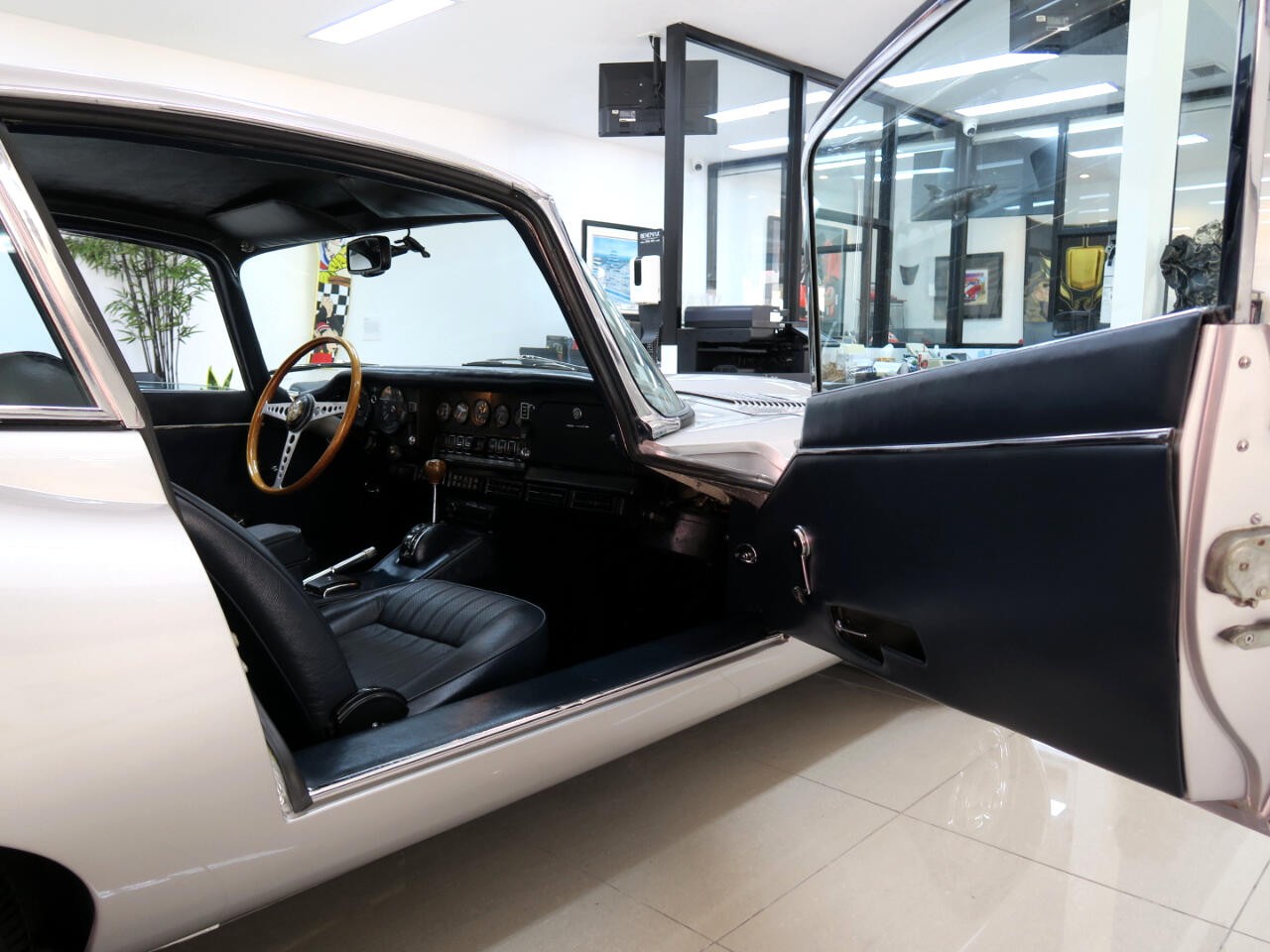 Jaguar-XKE-1969-Classic-Car-28