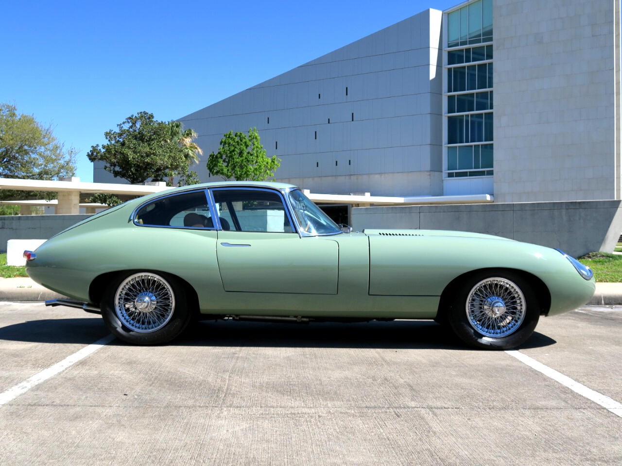 Jaguar-XKE-1971-Classic-Car-18