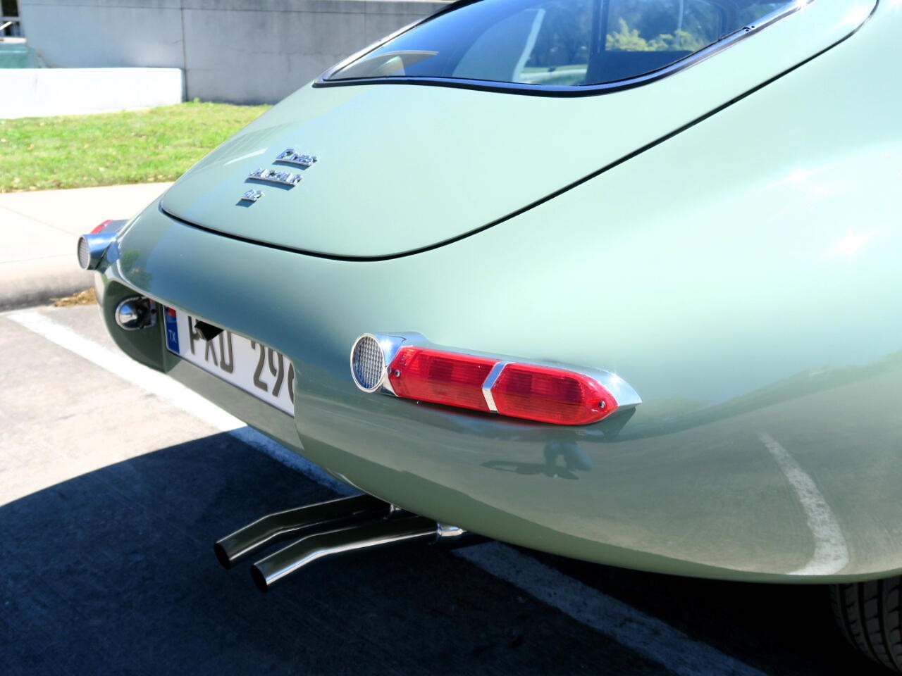 Jaguar-XKE-1971-Classic-Car-22