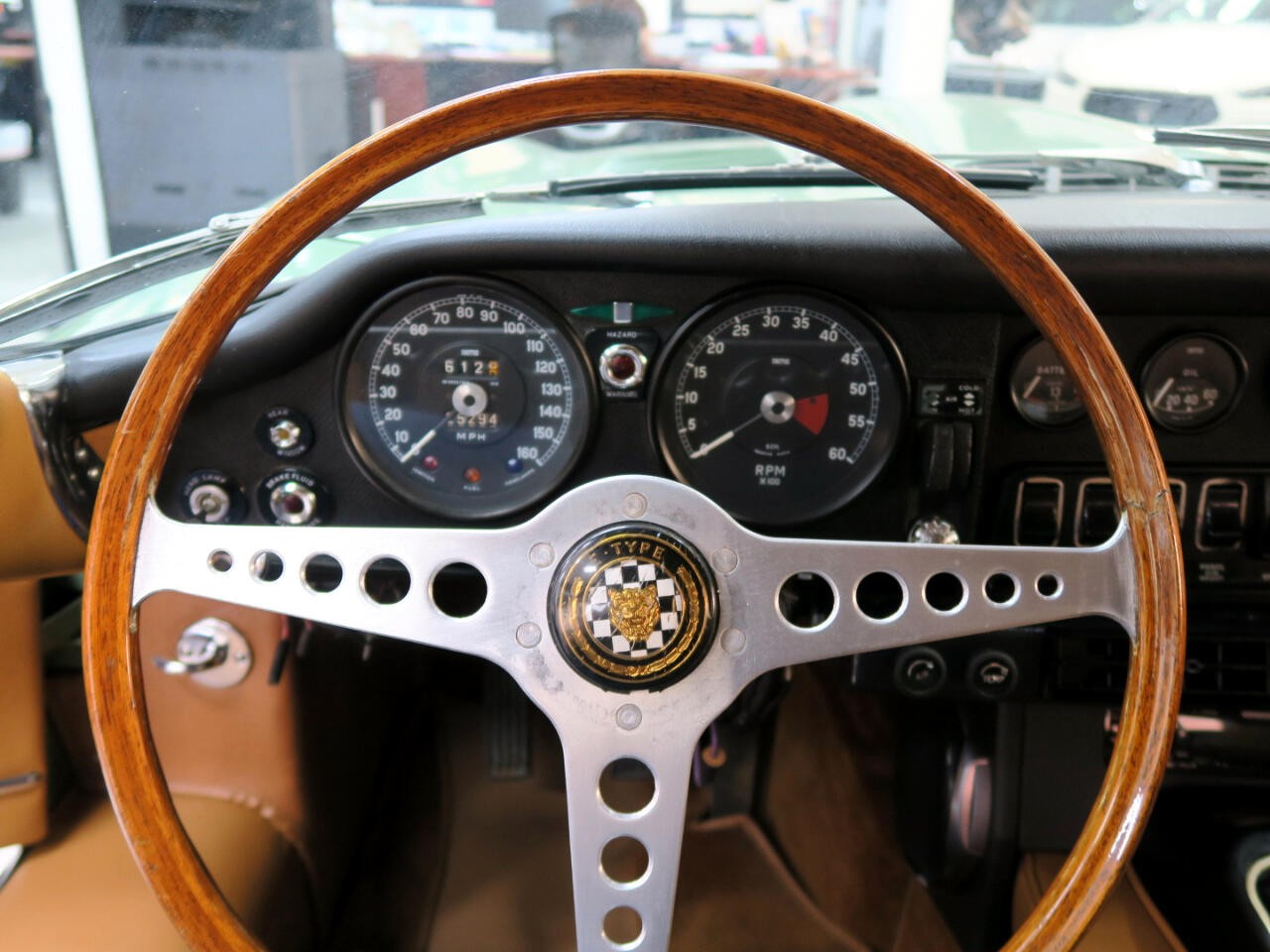 Jaguar-XKE-1971-Classic-Car-32