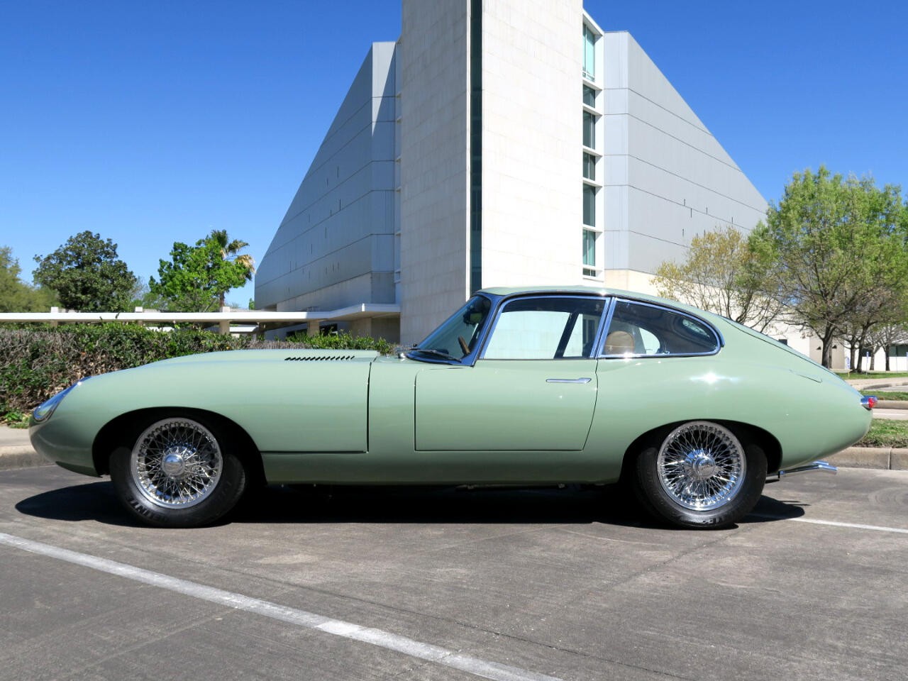 Jaguar-XKE-1971-Classic-Car-6