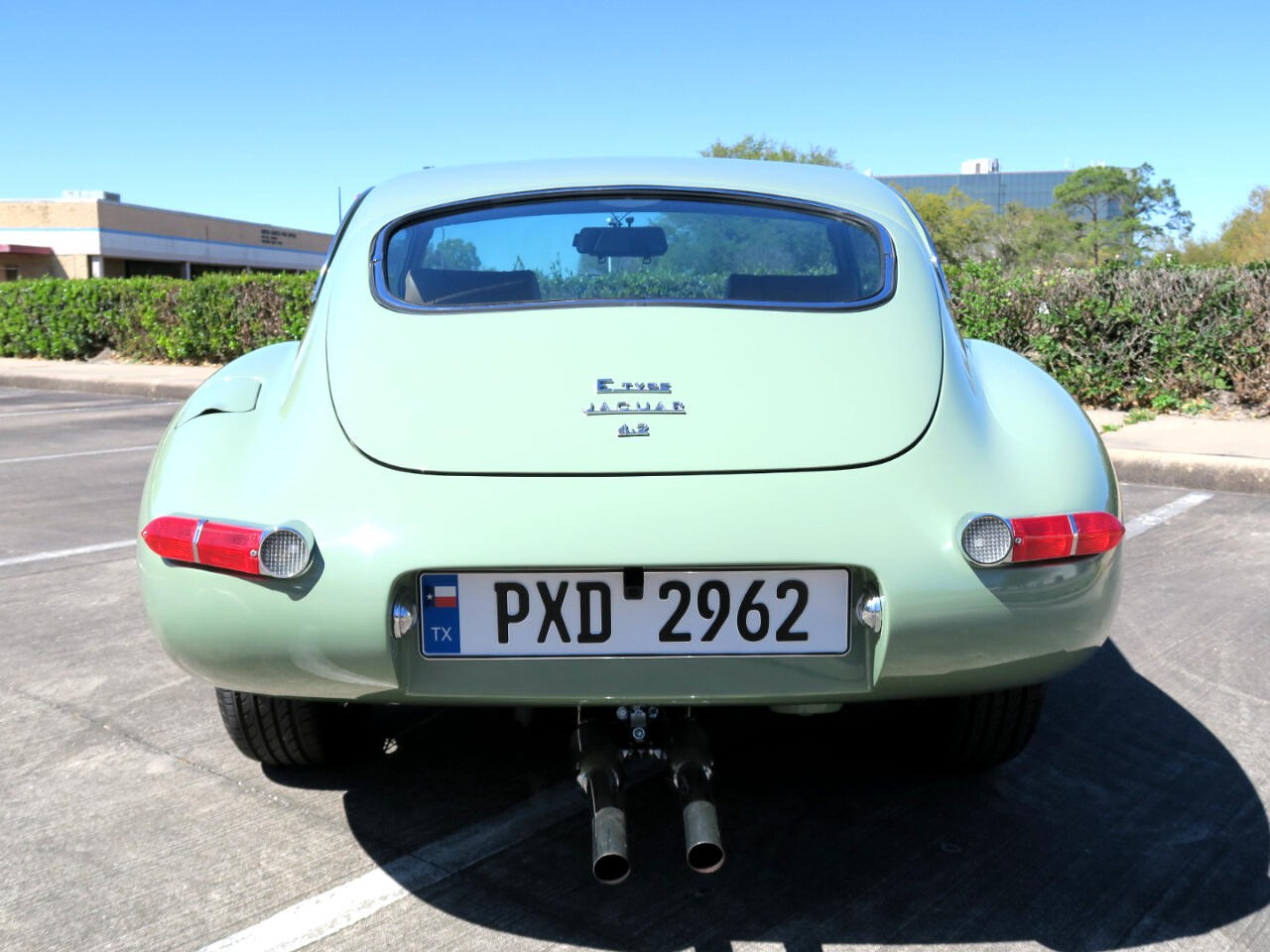 Jaguar-XKE-1971-Classic-Car-9