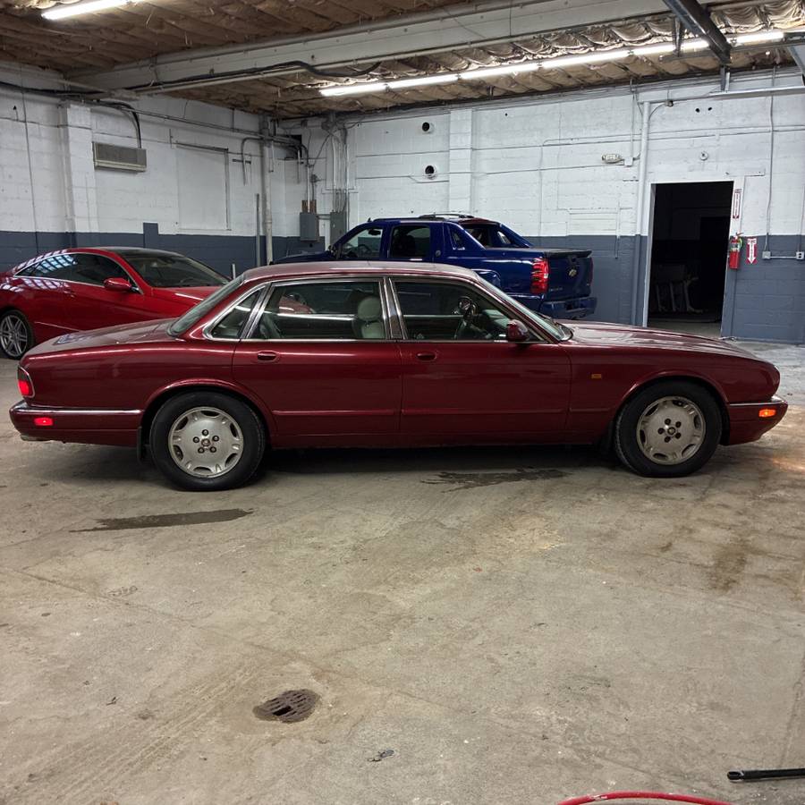Jaguar-xj-series-sedan-1996-custom-5