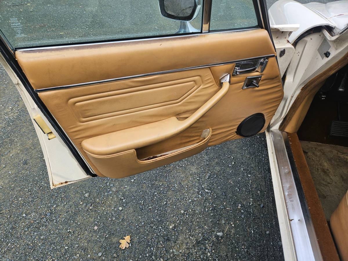 Jaguar-xj6-1974-white-12