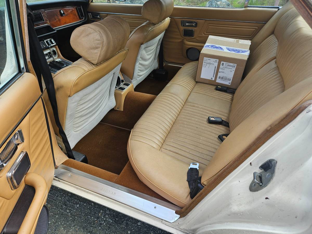 Jaguar-xj6-1974-white-13