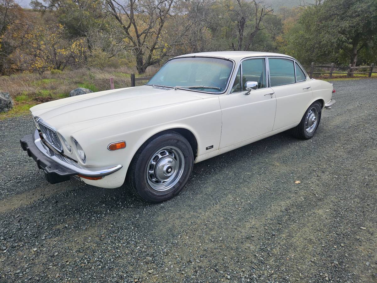 Jaguar-xj6-1974-white-4