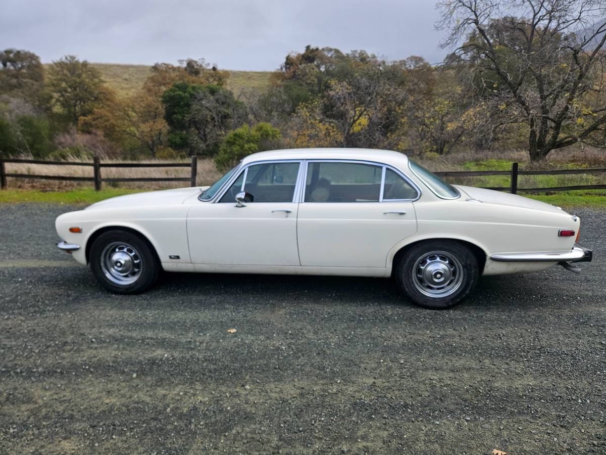 Jaguar-xj6-1974-white-5