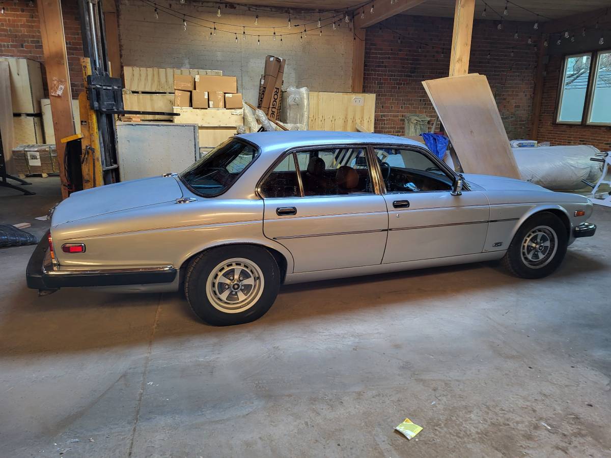 Jaguar-xj6-1984-silver-1