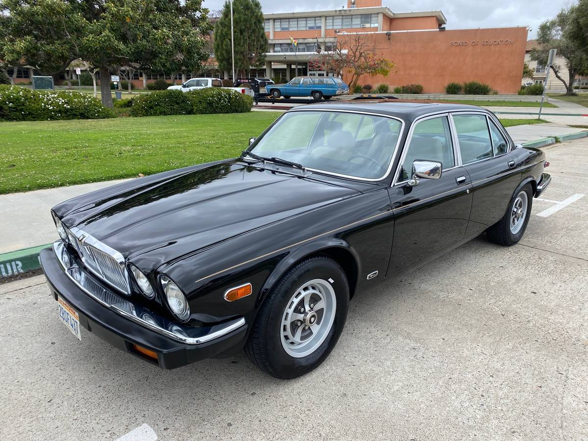 Jaguar-xj6-vanden-plas-1985-black-1