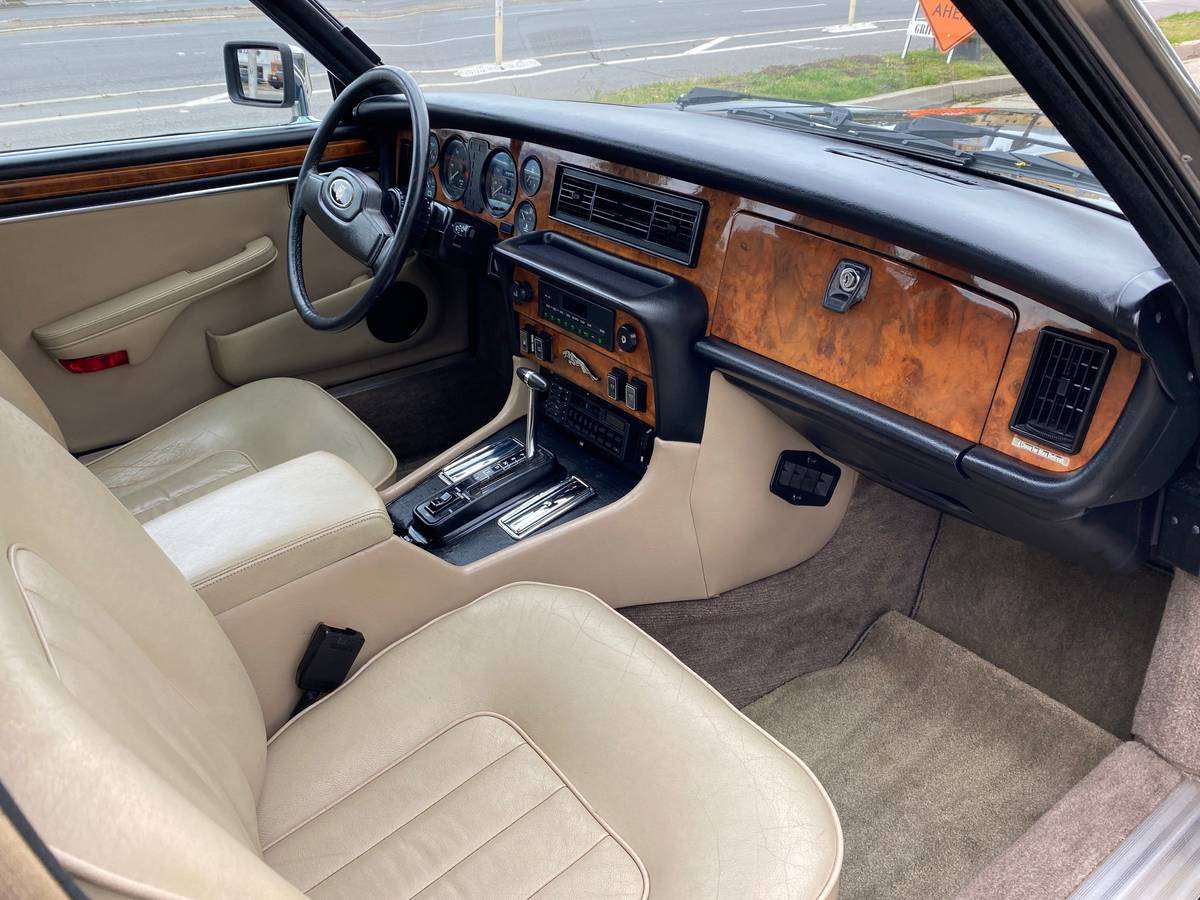 Jaguar-xj6-vanden-plas-1985-black-12
