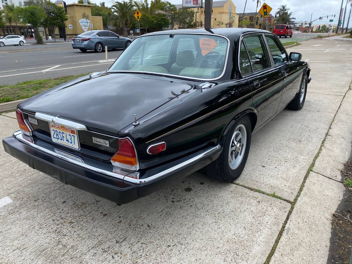 Jaguar-xj6-vanden-plas-1985-black-16