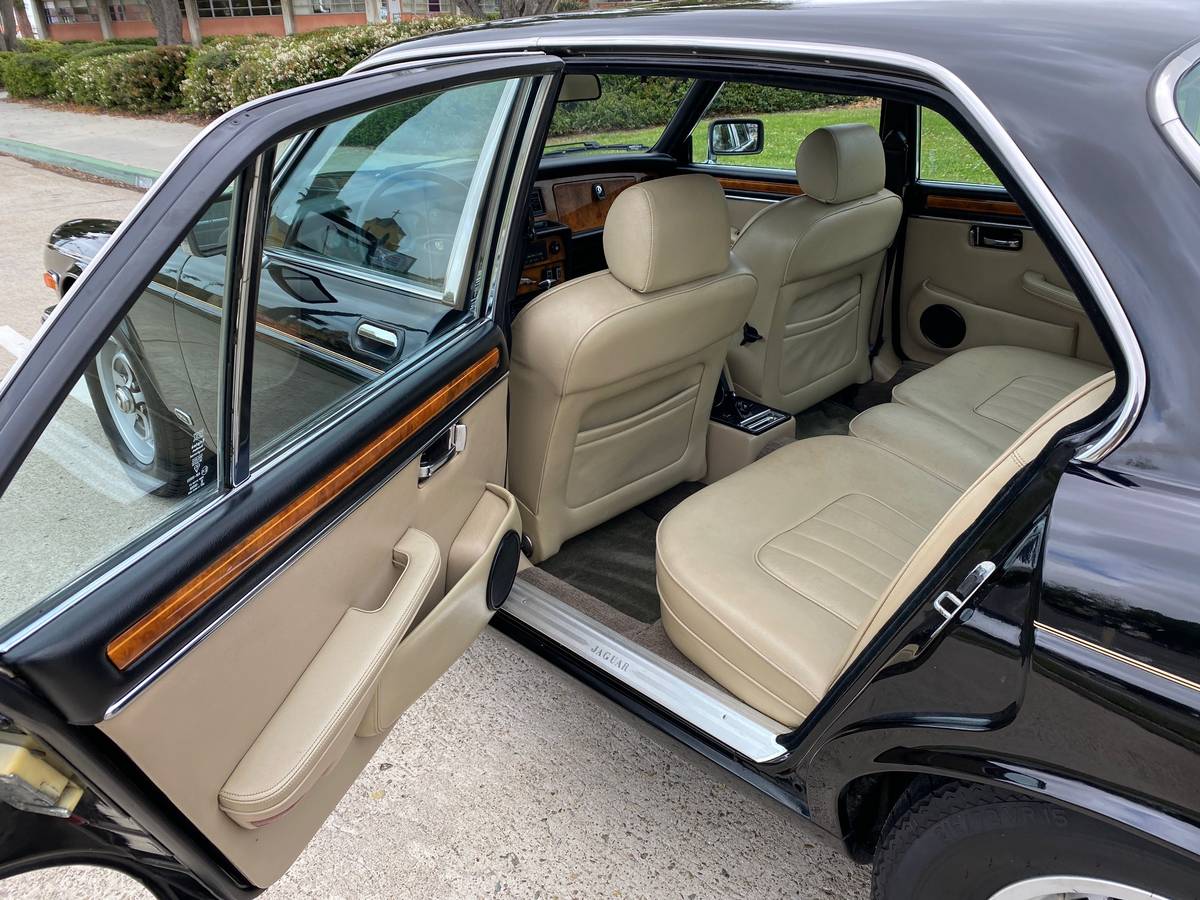 Jaguar-xj6-vanden-plas-1985-black-17