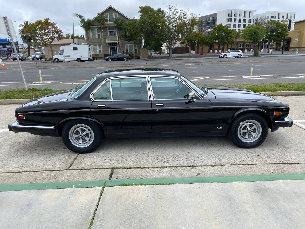 Jaguar-xj6-vanden-plas-1985-black-2