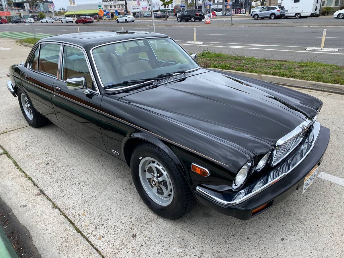 Jaguar-xj6-vanden-plas-1985-black-3