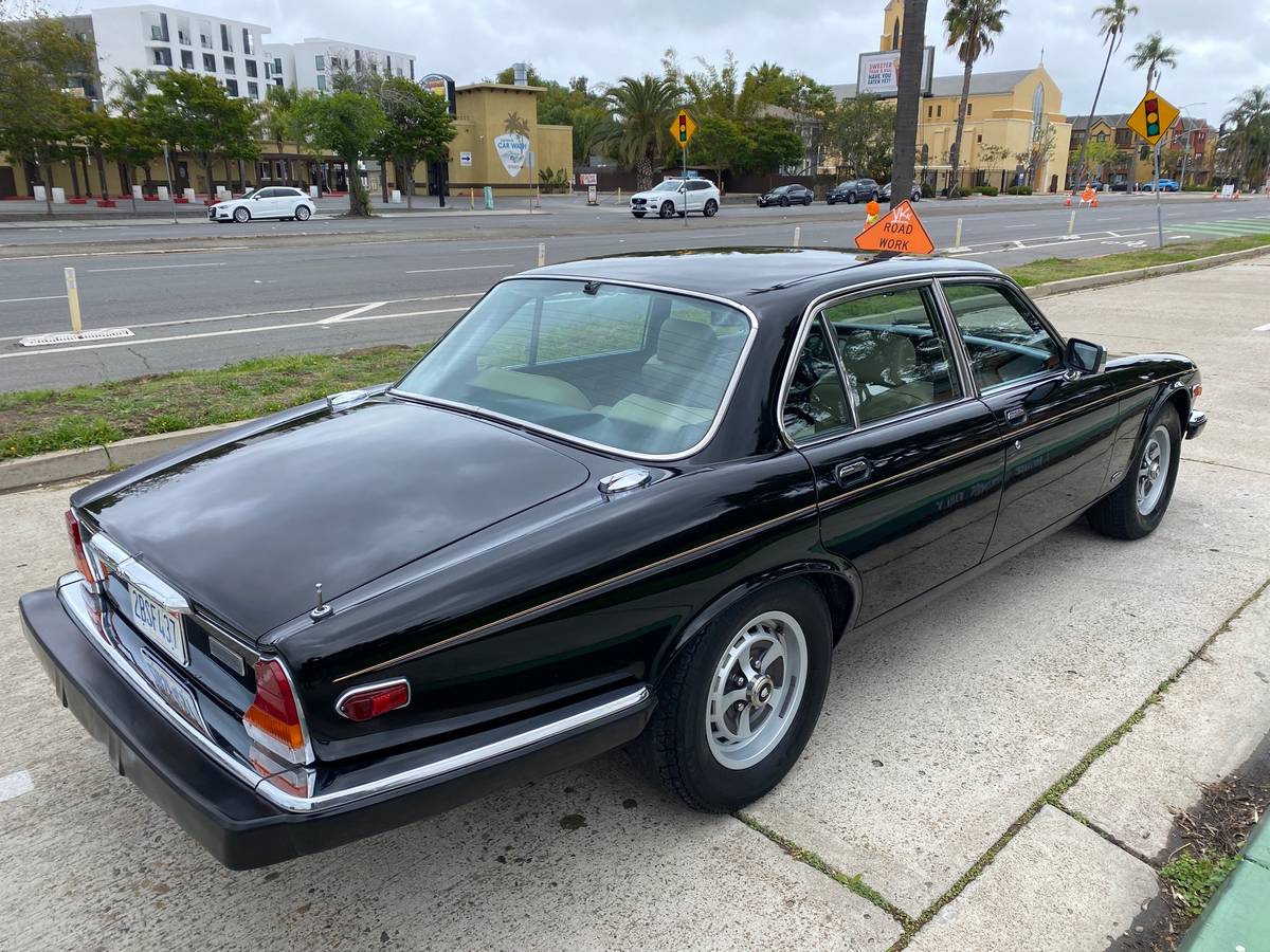 Jaguar-xj6-vanden-plas-1985-black-6