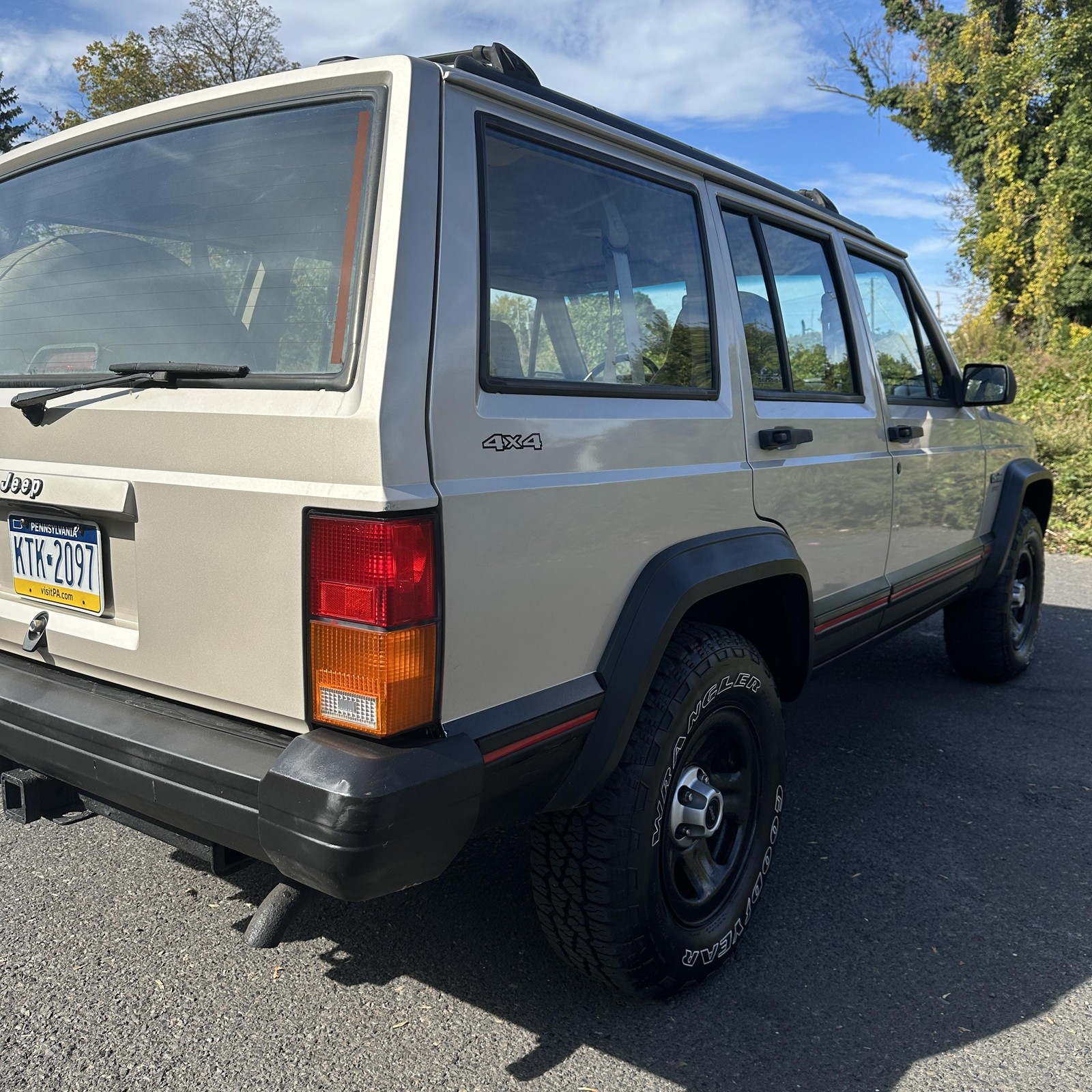 Jeep-Cherokee-1996-SPORT-UTILITY-4-DR-3