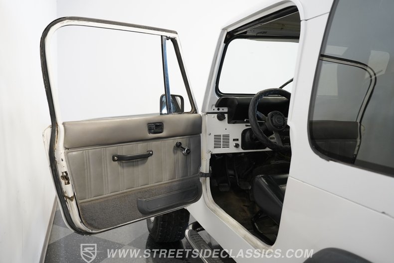 Jeep-Cj7-1982-White-Black-41