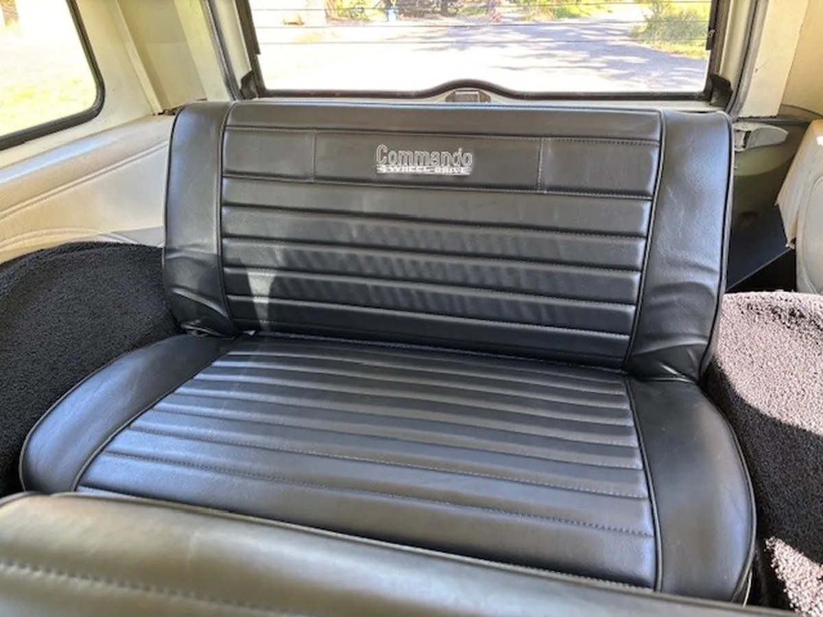 Jeep-Commando-1973-Black-Black-11