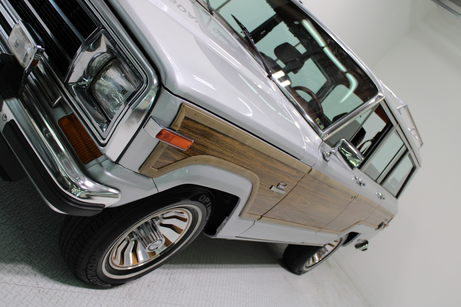 Jeep-Grand-Wagoneer-1986-SUV-14