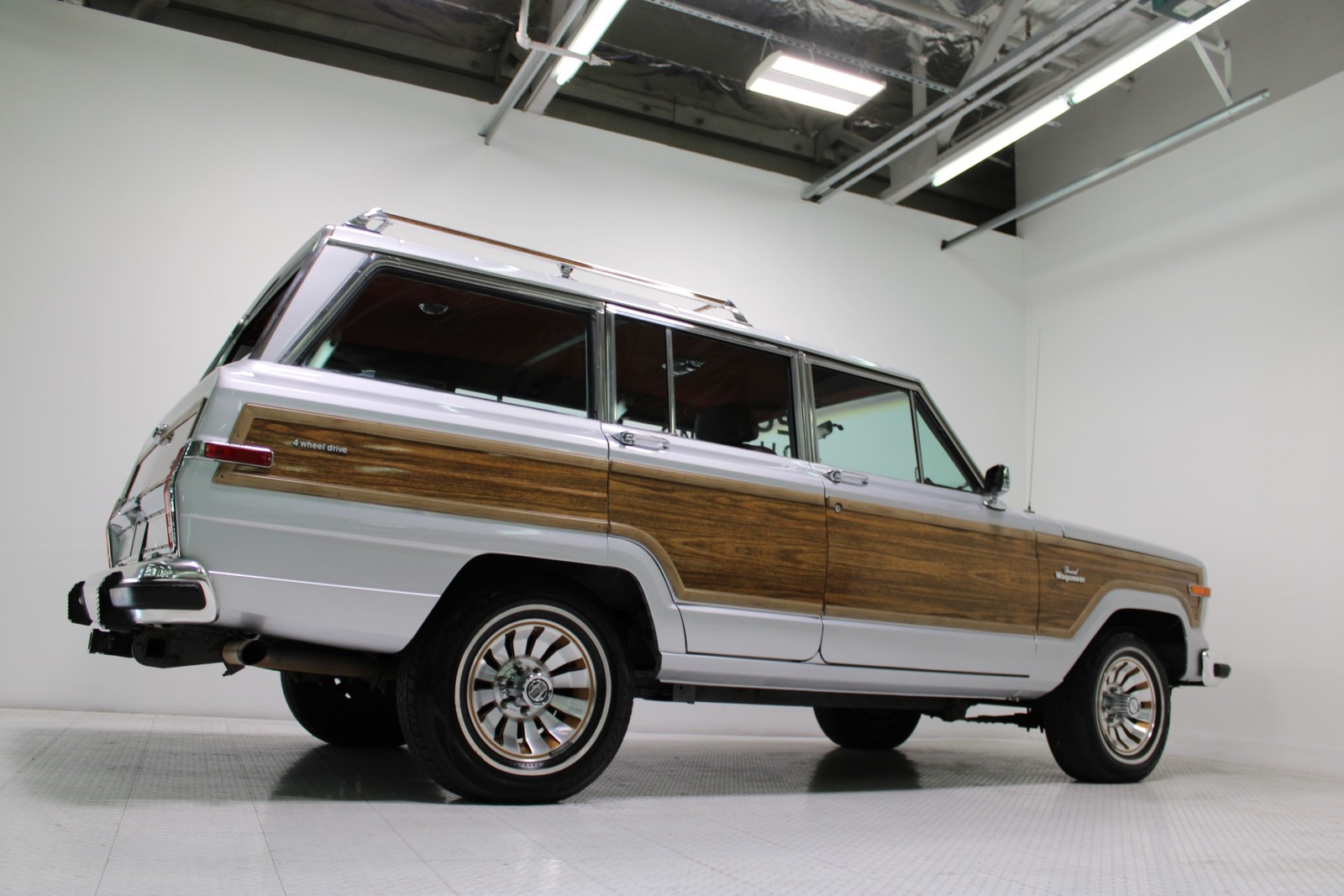 Jeep-Grand-Wagoneer-1986-SUV-8