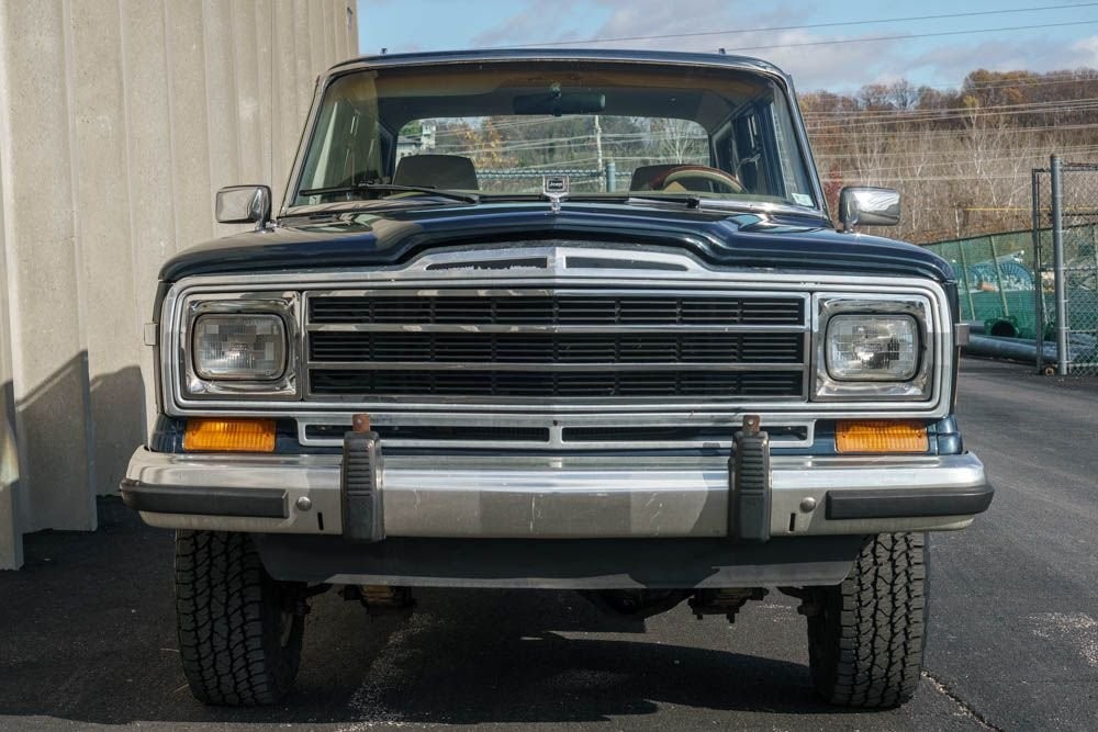 Jeep-Grand-Wagoneer-1988-SUV-1