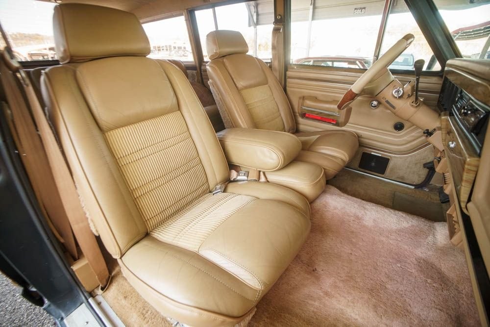 Jeep-Grand-Wagoneer-1988-SUV-14
