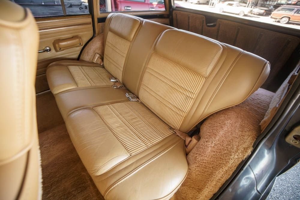 Jeep-Grand-Wagoneer-1988-SUV-15