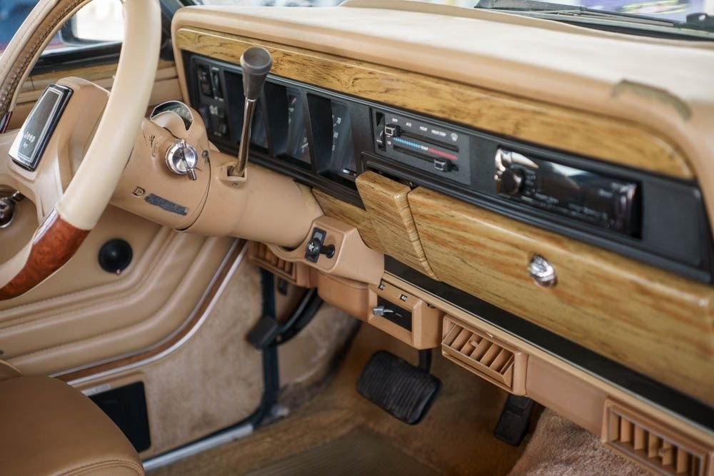 Jeep-Grand-Wagoneer-1988-SUV-17