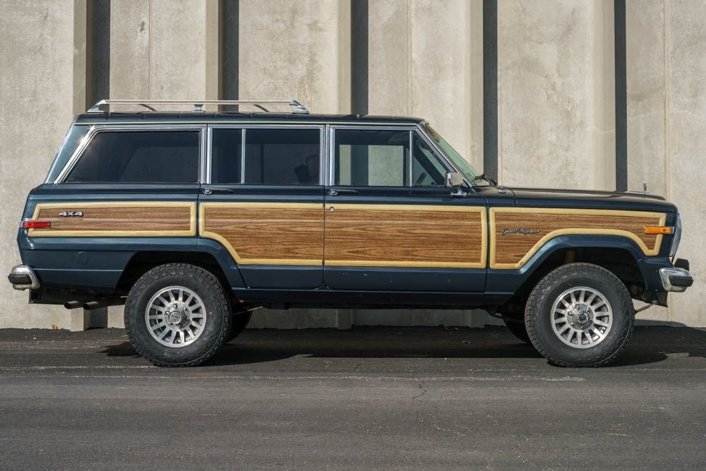 Jeep-Grand-Wagoneer-1988-SUV-2