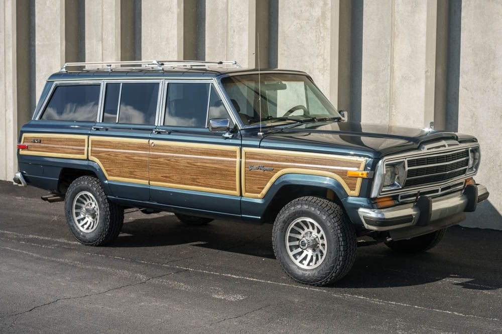 Jeep-Grand-Wagoneer-1988-SUV-24