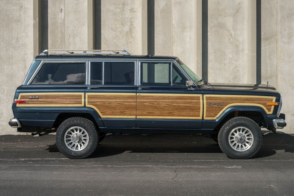 Jeep-Grand-Wagoneer-1988-SUV-25