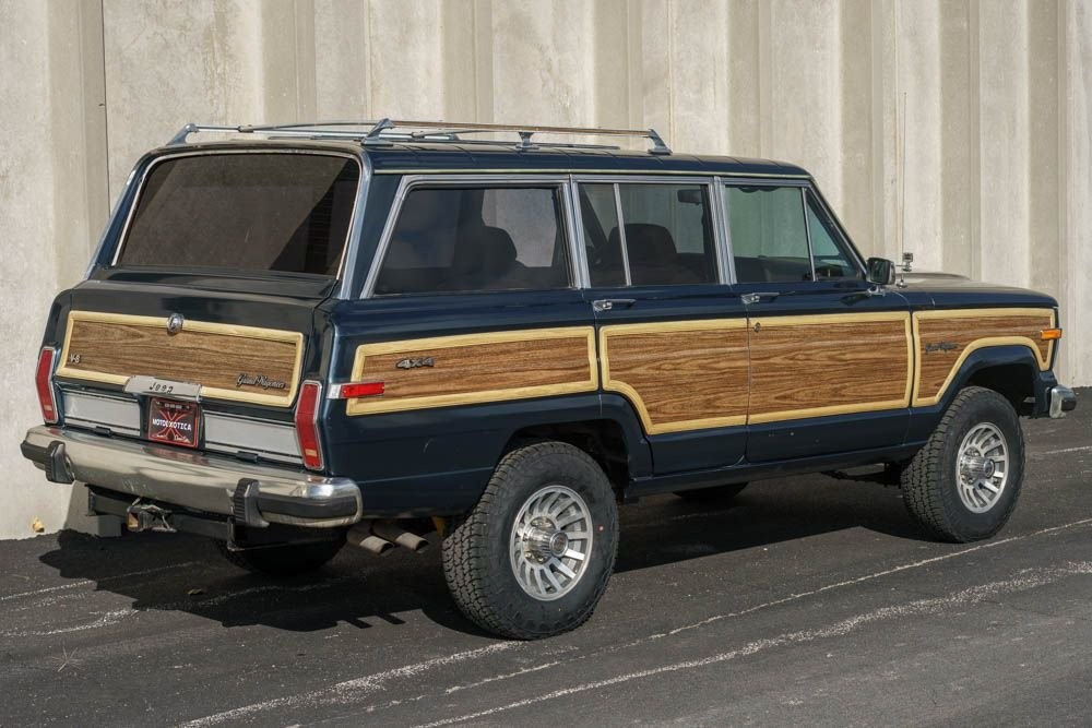 Jeep-Grand-Wagoneer-1988-SUV-26