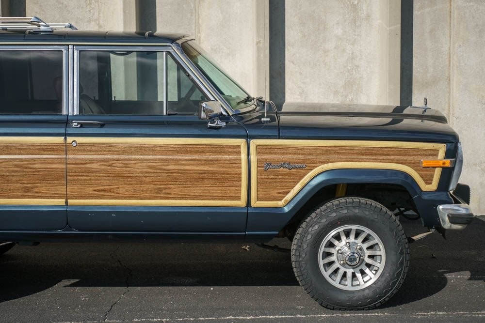 Jeep-Grand-Wagoneer-1988-SUV-32